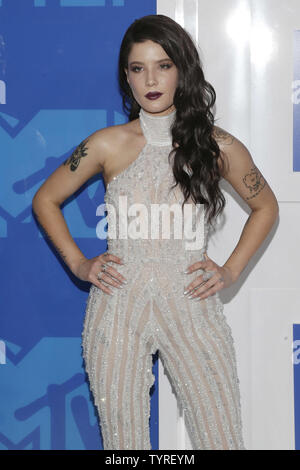 Halsey arriva sul tappeto rosso al 2016 MTV Video Music Awards al Madison Square Garden di New York il 28 agosto 2016. Esecutori al 2016 MTV VMA comprendono Rihanna, Britney Spears, Ariana Grande e Nicki Minaj. Foto di Giovanni Angelillo/UPI Foto Stock