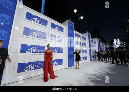 Tinashe arriva sul tappeto rosso al 2016 MTV Video Music Awards al Madison Square Garden di New York il 28 agosto 2016. Esecutori al 2016 MTV VMA comprendono Rihanna, Britney Spears, Ariana Grande e Nicki Minaj. Foto di Giovanni Angelillo/UPI Foto Stock