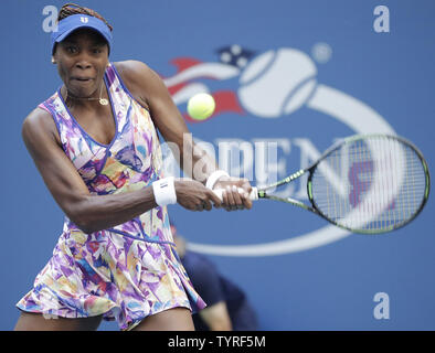 Venus Williams di gli Stati Uniti restituisce una palla di Kateryna Kozlova dell'Ucraina per il loro match di primo turno al 2016 US Open Tennis campionati a USTA Billie Jean King National Tennis Center a New York City il 30 agosto 2016. Foto di Giovanni Angelillo/UPI Foto Stock