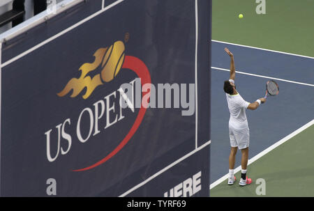 Juan Monaco di Argentina serve a Marcel Granollers di Spagna sulla corte 5 nel primo round a 2016 US Open Tennis campionati a USTA Billie Jean King National Tennis Center a New York City il 30 agosto 2016. Foto di Giovanni Angelillo/UPI Foto Stock