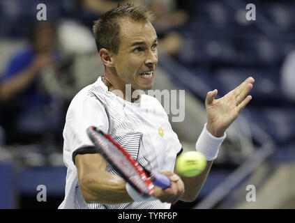 Lukas Rosol della Repubblica ceca colpisce un diretti nella sua retta fissa sconfitta per Andy Murray di Inghilterra nel primo round di Arthur Ashe Stadium al 2016 US Open Tennis campionati a USTA Billie Jean King National Tennis Center a New York City il 30 agosto 2016. Foto di Giovanni Angelillo/UPI Foto Stock