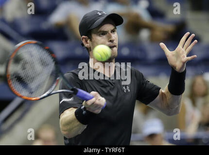 Andy Murray di Inghilterra colpisce un diretti nel terzo set del suo match contro Lukas Rosol della Repubblica ceca nel primo round di Arthur Ashe Stadium al 2016 US Open Tennis campionati a USTA Billie Jean King National Tennis Center a New York City il 30 agosto 2016. Foto di Giovanni Angelillo/UPI Foto Stock