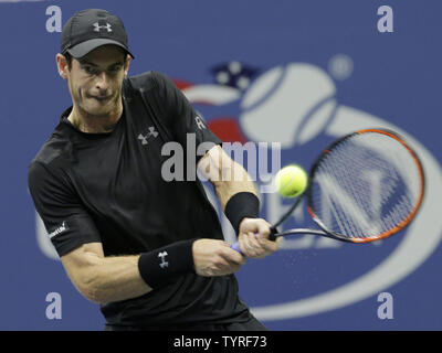 Andy Murray di Inghilterra colpi di rovescio nel terzo set del suo match contro Lukas Rosol della Repubblica ceca nel primo round di Arthur Ashe Stadium al 2016 US Open Tennis campionati a USTA Billie Jean King National Tennis Center a New York City il 30 agosto 2016. Foto di Giovanni Angelillo/UPI Foto Stock