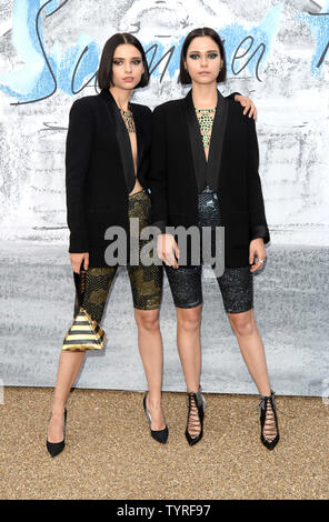 Foto deve essere accreditato ©Alpha premere 078237 25/06/2019 Anna e Sofia Kuprienko la festa estiva 2019 a serpentina gallerie Kensington Gardens a Londra Foto Stock