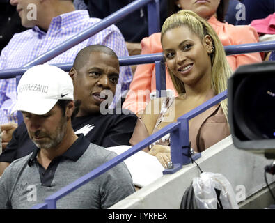 Jay-Z e Beyonce guarda Serena Williams giocare Vania KING degli Stati Uniti nel secondo round di Arthur Ashe Stadium al 2016 US Open Tennis campionati a USTA Billie Jean King National Tennis Center a New York City il 1 settembre 2016. Foto di Giovanni Angelillo/UPI Foto Stock