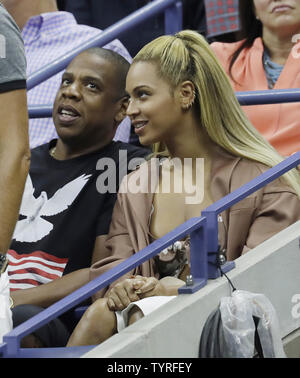 Jay-Z e Beyonce guarda Serena Williams giocare Vania KING degli Stati Uniti nel secondo round di Arthur Ashe Stadium al 2016 US Open Tennis campionati a USTA Billie Jean King National Tennis Center a New York City il 1 settembre 2016. Foto di Giovanni Angelillo/UPI Foto Stock