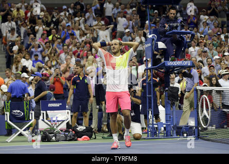 Lucas Pouille celebra dopo la sua quinta vittoria spareggio nel quarto round contro Rafael Nadal di Spagna in Arthur Ashe Stadium al 2016 US Open Tennis campionati a USTA Billie Jean King National Tennis Center a New York City il 4 settembre 2016. Foto di Giovanni Angelillo/UPI Foto Stock