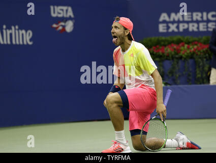 Lucas Pouille celebra e bastoni fuori la sua lingua dopo la sua quinta vittoria spareggio nel quarto round contro Rafael Nadal di Spagna in Arthur Ashe Stadium al 2016 US Open Tennis campionati a USTA Billie Jean King National Tennis Center a New York City il 4 settembre 2016. Foto di Giovanni Angelillo/UPI Foto Stock