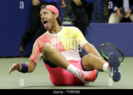 Lucas Pouille celebra e bastoni fuori la sua lingua dopo la sua quinta vittoria spareggio nel quarto round contro Rafael Nadal di Spagna in Arthur Ashe Stadium al 2016 US Open Tennis campionati a USTA Billie Jean King National Tennis Center a New York City il 4 settembre 2016. Foto di Giovanni Angelillo/UPI Foto Stock