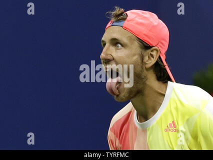 Lucas Pouille celebra e bastoni fuori la sua lingua dopo la sua quinta vittoria spareggio nel quarto round contro Rafael Nadal di Spagna in Arthur Ashe Stadium al 2016 US Open Tennis campionati a USTA Billie Jean King National Tennis Center a New York City il 4 settembre 2016. Foto di Giovanni Angelillo/UPI Foto Stock