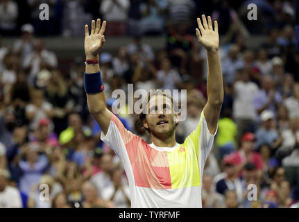 Lucas Pouille celebra dopo la sua quinta vittoria spareggio nel quarto round contro Rafael Nadal di Spagna in Arthur Ashe Stadium al 2016 US Open Tennis campionati a USTA Billie Jean King National Tennis Center a New York City il 4 settembre 2016. Foto di Giovanni Angelillo/UPI Foto Stock