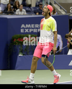 Lucas Pouille celebra e bastoni fuori la sua lingua dopo la sua quinta vittoria spareggio nel quarto round contro Rafael Nadal di Spagna in Arthur Ashe Stadium al 2016 US Open Tennis campionati a USTA Billie Jean King National Tennis Center a New York City il 4 settembre 2016. Foto di Giovanni Angelillo/UPI Foto Stock