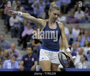 Simona Halep, della Romania, reagisce a perdere un punto a Serena Williams, DEGLI STATI UNITI D'AMERICA, durante i loro quarti di finale match in Arthur Ashe Stadium al 2016 US Open Tennis campionati a USTA Billie Jean King National Tennis Center a New York City il 7 settembre 2016. Foto di Ray Stubblebine/UPI Foto Stock