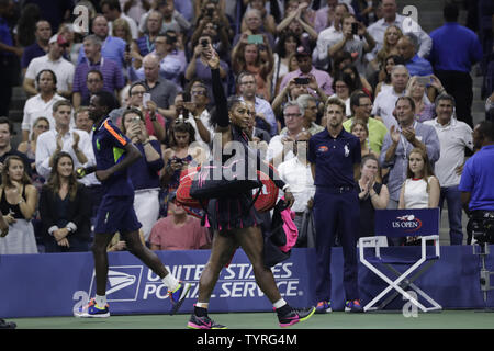 Serena Williams degli Stati Uniti onde ai Patroni come lei cammina fuori della corte dopo perdendo la sua semifinale partita contro Karolina Pliskova della Repubblica ceca in Arthur Ashe Stadium al 2016 US Open Tennis campionati a USTA Billie Jean King National Tennis Center a New York City il 8 settembre 2016. Pliskova sconfitto Williams nella retta fissa e gli anticipi per le finali di sabato. Foto di Giovanni Angelillo/UPI Foto Stock