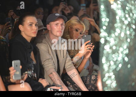 Paris Hilton si trova in prima fila a Michael Costello mostra durante la settimana della moda di New York: la mostra presso il Dock, lucernario a stazione di Moynihan in New York City il 8 settembre 2016. Foto di Andrea Hanks/UPI Foto Stock