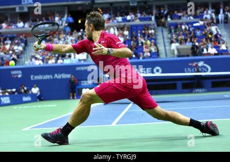 Stan Wawrinka della Svizzera restituisce il servire a Novak Djokovic di Serbia nella terza serie di uomini del campionato finale corrisponde a US Open Tennis campionati a USTA Billie Jean King National Tennis Center a New York City il 11 settembre 2016. Foto di Monika Graff/UPI Foto Stock