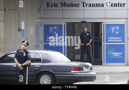 La polizia di raccogliere all'ingresso University Hospital Trauma Center dove Ahmad Khan Rahami viene addebitata in New York e nel New Jersey bombardamenti dopo che è stato girato quando fermati dalla polizia il 19 settembre 2016 Newark, New Jersey. Due giorni prima, l'esplosione di una bomba è andato fuori sulla West 23rd Street in Manhattan intorno a 8:30 p.m. il sabato, ferendo 29 persone su West 23rd Street a Manhattan. L'uomo crede di essere responsabile per l'esplosione di Manhattan del sabato notte e un precedente bombardamento nel New Jersey, Ahmad Khan Rahami, è stato preso in custodia il lunedì dopo che egli è stato ferito in un gunf Foto Stock