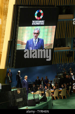 Andrea Bocelli esegue durante la cerimonia dell'anniversario dell'adozione dell'Agenda 2030 e gli obiettivi di uno sviluppo sostenibile tenutosi in assemblea generale all'Assemblea generale delle Nazioni Unite presso le Nazioni Unite a New York City il 20 settembre 2016. Foto di Monika Graff/UPI Foto Stock