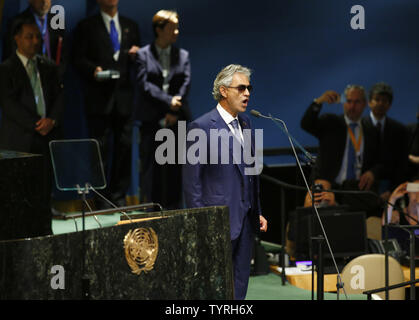 Andrea Bocelli esegue durante la cerimonia dell'anniversario dell'adozione dell'Agenda 2030 e gli obiettivi di uno sviluppo sostenibile tenutosi in assemblea generale all'Assemblea generale delle Nazioni Unite presso le Nazioni Unite a New York City il 20 settembre 2016. Foto di Monika Graff/UPI Foto Stock