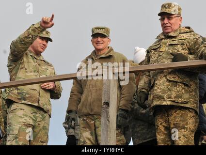 Col. Nick Ducich, comandante della multinazionale comune di formazione di punti Group-Ukraine a soldati di addestramento mentre si parla di esercito gen. Curtis Scaparrotti, U.S. Comando europeo il comandante e il tenente Gen. Pavlo Tkachuk, comandante delle Forze terrestri Accademia, al mantenimento della pace internazionale e Centro sicurezza, nov. 23, 2016. Scaparrotti era qui per interagire con i soldati e osservare i soldati ucraini durante il loro 55-giorno di formazione la rotazione in corrispondenza di un giunto di formazione multinazionale Group-Ukraine. Stati Uniti-led JMTG-U è ucraino di formazione delle forze di terra e di costruire un team di cadre ucraino che wil Foto Stock