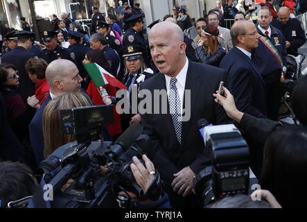 NYPD commissario di polizia James O'Neill sorge sulla Quinta Avenue all'inizio della 72a Columbus annuale parata del giorno del 10 ottobre 2016 nella città di New York. Cristoforo Colombo arrivò Ottobre 12, 1492, ma dal 1970, gli Stati Uniti ha osservato l'occasione il secondo lunedì di ogni mese di ottobre. Foto di Giovanni Angelillo/UPI Foto Stock