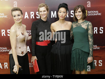 Anamaria Marinca, Cosima Shaw, Jihae e Clementine Poidatz arrivano sul tappeto rosso al National Geographic Channel "MARS" New York Premiere su ottobre 26, 2016 in New York City foto da John Angelillo/UPI Foto Stock