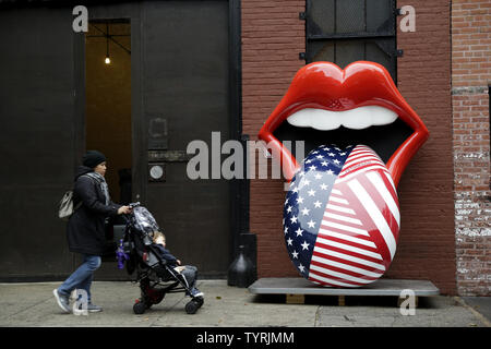 Giant installazioni artistiche dei Rolling Stones leggendario lingua logo sono sul display esterno di Industria nel West Village che conduce fino al nord debutto americano di esibizionismo -i Rolling Stones su ottobre 27, 2016 a New York City. Le sculture che sono state appositamente create con nuovi modelli di marca, sono quasi 8 metri di altezza, vicino a 7 piedi largo e pesare 1,650 libbre ciascuno. Il 12 novembre i Rolling Stones sono sbloccando i loro scrigno di storia di esibizionismo, il più grande touring esperienza del suo genere mai per essere messa in scena. La vasta 17.000 piedi quadrati presentano farà il suo debutto negli Stati Uniti ho Foto Stock