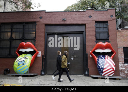 Giant installazioni artistiche dei Rolling Stones leggendario lingua logo sono sul display esterno di Industria nel West Village che conduce fino al nord debutto americano di esibizionismo - Rolling Stones su ottobre 27, 2016 a New York City. Le sculture che sono state appositamente create con nuovi modelli di marca, sono quasi 8 metri di altezza, vicino a 7 piedi largo e pesare 1,650 libbre ciascuno. Il 12 novembre i Rolling Stones sono sbloccando i loro scrigno di storia di esibizionismo la più grande touring esperienza del suo genere mai per essere messa in scena. La vasta 17.000 piedi quadrati presentano farà il suo debutto negli Stati Uniti ho Foto Stock