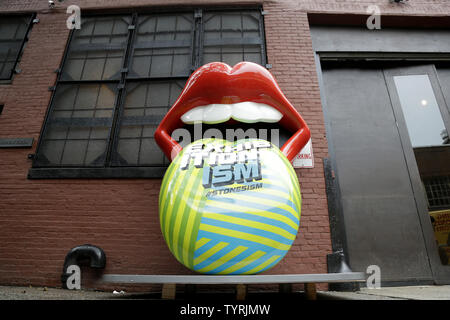 Giant installazioni artistiche dei Rolling Stones leggendario lingua logo sono sul display esterno di Industria nel West Village che conduce fino al nord debutto americano di esibizionismo -i Rolling Stones su ottobre 27, 2016 a New York City. Le sculture che sono state appositamente create con nuovi modelli di marca, sono quasi 8 metri di altezza, vicino a 7 piedi largo e pesare 1,650 libbre ciascuno. Il 12 novembre i Rolling Stones sono sbloccando i loro scrigno di storia di esibizionismo, il più grande touring esperienza del suo genere mai per essere messa in scena. La vasta 17.000 piedi quadrati presentano farà il suo debutto negli Stati Uniti ho Foto Stock