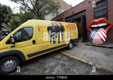 Giant installazioni artistiche dei Rolling Stones leggendario lingua logo sono sul display esterno di Industria nel West Village che conduce fino al nord debutto americano di esibizionismo -i Rolling Stones su ottobre 27, 2016 a New York City. Le sculture che sono state appositamente create con nuovi modelli di marca, sono quasi 8 metri di altezza, vicino a 7 piedi largo e pesare 1,650 libbre ciascuno. Il 12 novembre i Rolling Stones sono sbloccando i loro scrigno di storia di esibizionismo, il più grande touring esperienza del suo genere mai per essere messa in scena. La vasta 17.000 piedi quadrati presentano farà il suo debutto negli Stati Uniti ho Foto Stock