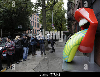 Giant installazioni artistiche dei Rolling Stones leggendario lingua logo sono sul display esterno di Industria nel West Village che conduce fino al nord debutto americano di esibizionismo -i Rolling Stones su ottobre 27, 2016 a New York City. Le sculture che sono state appositamente create con nuovi modelli di marca, sono quasi 8 metri di altezza, vicino a 7 piedi largo e pesare 1,650 libbre ciascuno. Il 12 novembre i Rolling Stones sono sbloccando i loro scrigno di storia di esibizionismo, il più grande touring esperienza del suo genere mai per essere messa in scena. La vasta 17.000 piedi quadrati presentano farà il suo debutto NEGLI STATI UNITI Foto Stock