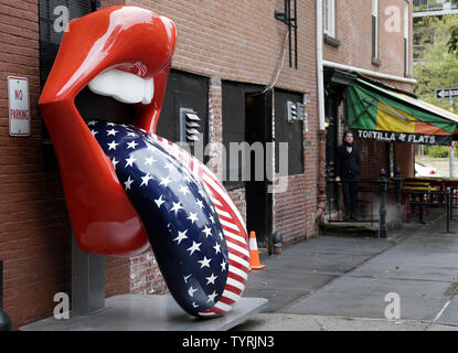 Giant installazioni artistiche dei Rolling Stones leggendario lingua logo sono sul display esterno di Industria nel West Village che conduce fino al nord debutto americano di esibizionismo -i Rolling Stones su ottobre 27, 2016 a New York City. Le sculture che sono state appositamente create con nuovi modelli di marca, sono quasi 8 metri di altezza, vicino a 7 piedi largo e pesare 1,650 libbre ciascuno. Il 12 novembre i Rolling Stones sono sbloccando i loro scrigno di storia di esibizionismo, il più grande touring esperienza del suo genere mai per essere messa in scena. La vasta 17.000 piedi quadrati presentano farà il suo debutto negli Stati Uniti ho Foto Stock