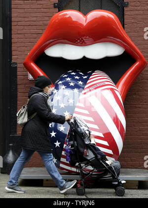 Giant installazioni artistiche dei Rolling Stones leggendario lingua logo sono sul display esterno di Industria nel West Village che conduce fino al nord debutto americano di esibizionismo -i Rolling Stones su ottobre 27, 2016 a New York City. Le sculture che sono state appositamente create con nuovi modelli di marca, sono quasi 8 metri di altezza, vicino a 7 piedi largo e pesare 1,650 libbre ciascuno. Il 12 novembre i Rolling Stones sono sbloccando i loro scrigno di storia di esibizionismo, il più grande touring esperienza del suo genere mai per essere messa in scena. La vasta 17.000 piedi quadrati presentano farà il suo debutto NEGLI STATI UNITI Foto Stock