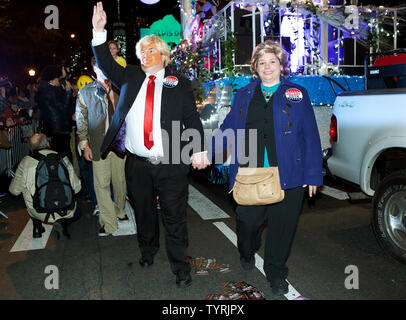 Un giovane vestito come candidati presidenziali Donald Trump e Hillary Clinton prendere parte alla xliii annuale di Halloween Parade su ottobre 31, 2016 a New York City. Migliaia partecipano in parata quali funzioni tradizionali e non tradizionali costumi, ballerini, pupazzi giganti e musica. Foto di Monika Graff/UPI Foto Stock