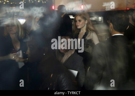 Ellie Bamber passeggiate al tappeto rosso al " animali notturni' premiere presso il teatro di Parigi il 17 novembre 2016 in New York City. Foto di Giovanni Angelillo/UPI Foto Stock