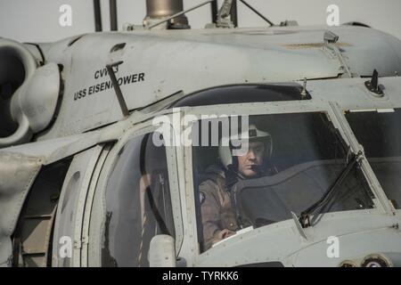 Golfo (nov. 23, 2016) Tenente j.g. Ben Bontregar piloti un MH-60S Sea Hawk elicottero assegnato per il polveroso cani di elicottero di mare squadrone di combattimento (HSC) 7 durante un rifornimento verticale a bordo del combattimento veloce nave appoggio USNS Arctic (T-AOE 8). Artico è implementato il supporto di coalizione forze marittime navi negli Stati Uniti Quinta Flotta area di operazioni. Foto Stock