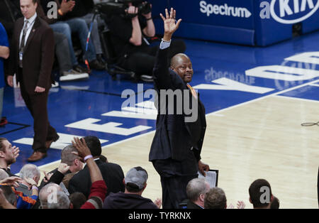 Charlotte Hornets assistant coach Patrick Ewing onde ai tifosi che applaudire per il suo ritorno nella prima metà contro New York Knicks al Madison Square Garden di New York City il 25 novembre 2016. Foto di Giovanni Angelillo/UPI Foto Stock