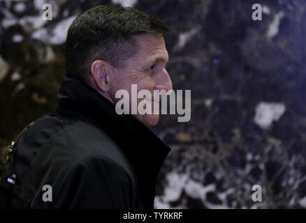 Ritirato Esercito degli Stati Uniti il tenente generale Michael T. Flynn passeggiate attraverso la lobby di Trump Tower a Novembre 29, 2016 a New York City. Stati Uniti Presidente-eletto Donald Trump è tenere riunioni al piano di sopra al Trump Tower come egli continua a riempire in posizioni chiave nella sua nuova amministrazione. Foto di Giovanni Angelillo/UPI Foto Stock