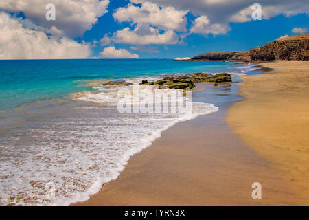 Spiaggia dal mare con onda sulla giornata di sole durante l'estate. C'è un bellissimo cielo blu in background., Fuerteventura, Isole canarie, Spagna. Foto Stock