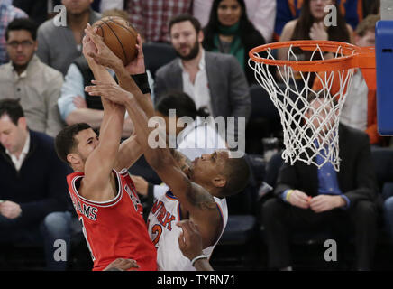 New York Knicks lancia Thomas mette le mani di fronte a Chicago Bulls Michael Carter-Williams al Madison Square Garden di New York il 12 gennaio 2017. Il Knicks ha sconfitto i tori 106-89. Foto di Giovanni Angelillo/UPI Foto Stock