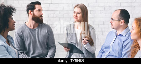 Psichiatra a parlare con i pazienti tossicodipendenti alla sessione di gruppo Foto Stock