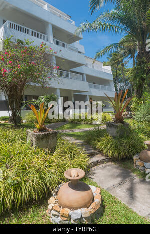 Cielo blu e nuvole bianche resort a cinque stelle hotel giardino verde paesaggio in Phuket, Thailandia, Sud-est asiatico Foto Stock