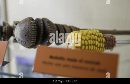 Oggetti legati alla storia del cioccolato sono in mostra presso Choco-Story New York, il museo del cioccolato e di esperienza con Jacques Torres nella città di New York il 10 marzo 2017. Anche incluso nel museo sono il cioccolato degustazioni, Maya di cioccolata calda e tartufi di cioccolato; insieme con i campioni di buio, latte e cioccolato bianco, entrambe le mescole e una sola origine. In classi di cioccolata sarà anche offerto. Foto di Giovanni Angelillo/UPI Foto Stock