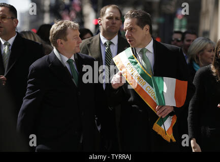 Il primo ministro irlandese, Enda Kenny marche fino il percorso della parata con New York Gov. Andrew Cuomo presso la festa di San Patrizio parata sulla Fifth Avenue a New York City il 17 marzo 2017. La città di New York San Patrizio Parade è la più antica e più grande il giorno di San Patrizio parata nel mondo. La prima sfilata tenutasi il 17 marzo 1762. Foto di Giovanni Angelillo/UPI Foto Stock