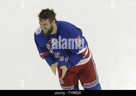 New York Rangers Tanner sorrisi di vetro dopo una lotta con New York isolani Scott Mayfield nel 2° periodo obiettivo al Madison Square Garden di New York il 22 marzo 2017. Foto di Giovanni Angelillo/UPI Foto Stock