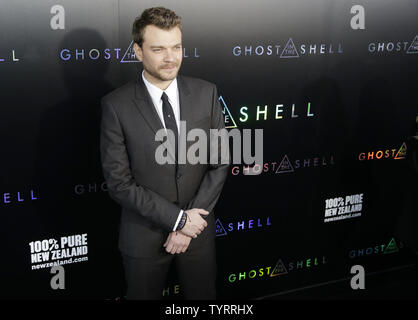 Pilou Asbaek arriva sul tappeto rosso al 'Ghost in the Shell' New York premiere a AMC Lincoln Square Theatre, 29 marzo 2017 nella città di New York. Foto di Giovanni Angelillo/UPI Foto Stock