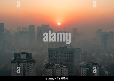 Chengdu,provincia di Sichuan,Cina - Dic 17,2015: Chengdu skyline del centro nella foschia vista aerea di sunrise Foto Stock