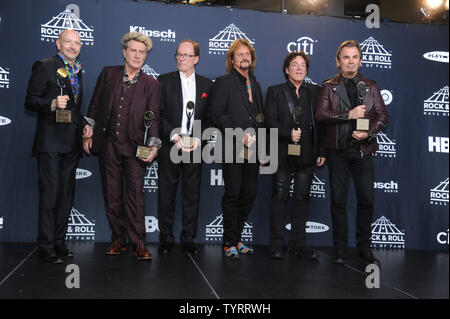 Inducties Steve Smith, Ross Valory, Aynsley Dunbar, Gregg Rolie, Neal Schon e Jonathan Cain del viaggio arriva in sala stampa in occasione della trentaduesima annuale di Rock and Roll Hall of Fame di cerimonie di induzione presso Barclays Center su Aprile 7, 2017 in New York City. UPI foto Foto Stock