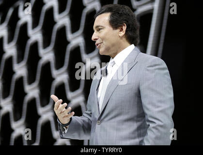 Presidente e CEO di Ford Motor Company Mark Fields svela il nuovo Lincoln Navigator al 2017 New York International Auto Show a Jacob K. Javits Convention Center di New York City il 12 aprile 2017. La prima a New York Auto Show si è tenuta nel 1900 e fu la prima auto show che si sia mai tenuto in Nord America. Circa 1 milioni di visitatori sono attesi a partecipare alla mostra. Foto di Giovanni Angelillo/UPI Foto Stock