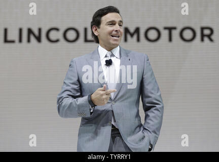 Presidente e CEO di Ford Motor Company Mark Fields svela il nuovo Lincoln Navigator al 2017 New York International Auto Show a Jacob K. Javits Convention Center di New York City il 12 aprile 2017. La prima a New York Auto Show si è tenuta nel 1900 e fu la prima auto show che si sia mai tenuto in Nord America. Circa 1 milioni di visitatori sono attesi a partecipare alla mostra. Foto di Giovanni Angelillo/UPI Foto Stock